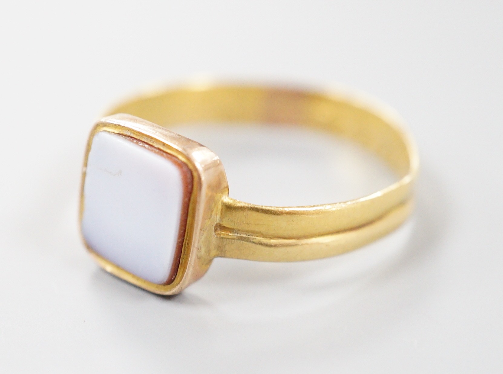 A Victorian 18ct gold twin shank and sardonyx set signet ring, size P/Q, gross weight 2.1 grams.